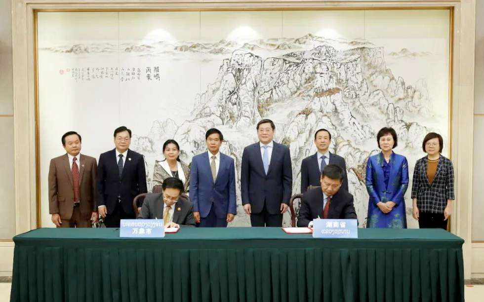 NG娱乐环境向老挝万象捐赠7台环卫装备，助力“一带一路”建设